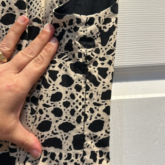 Vivienne Tam Tan and White Printed Sleeveless A-Line Dress 8 - Picture 6 of 8